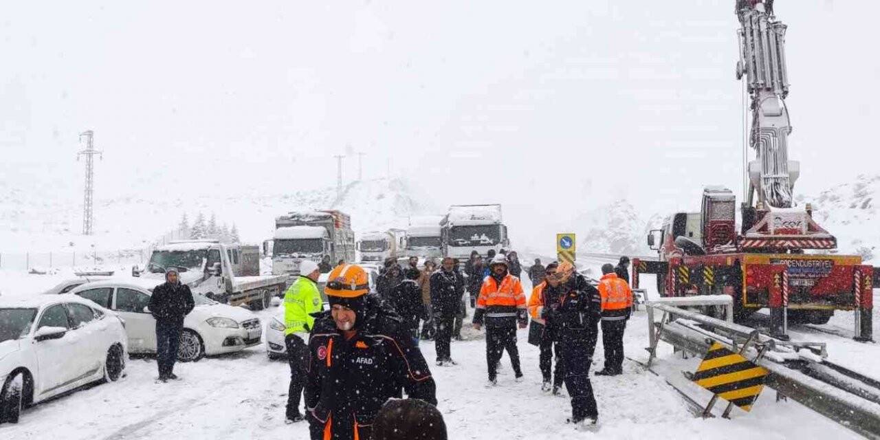 Tır devrildi, yol trafiğe kapatıldı