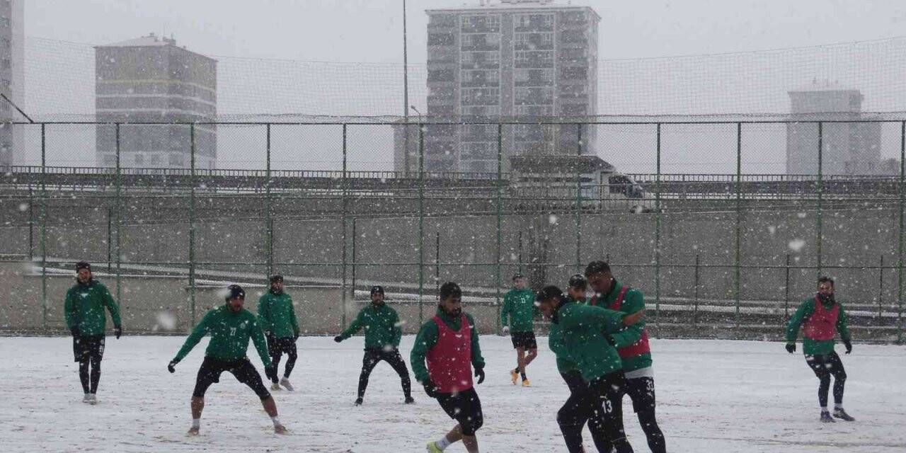 Sivas Belediyespor, kar altında çalıştı