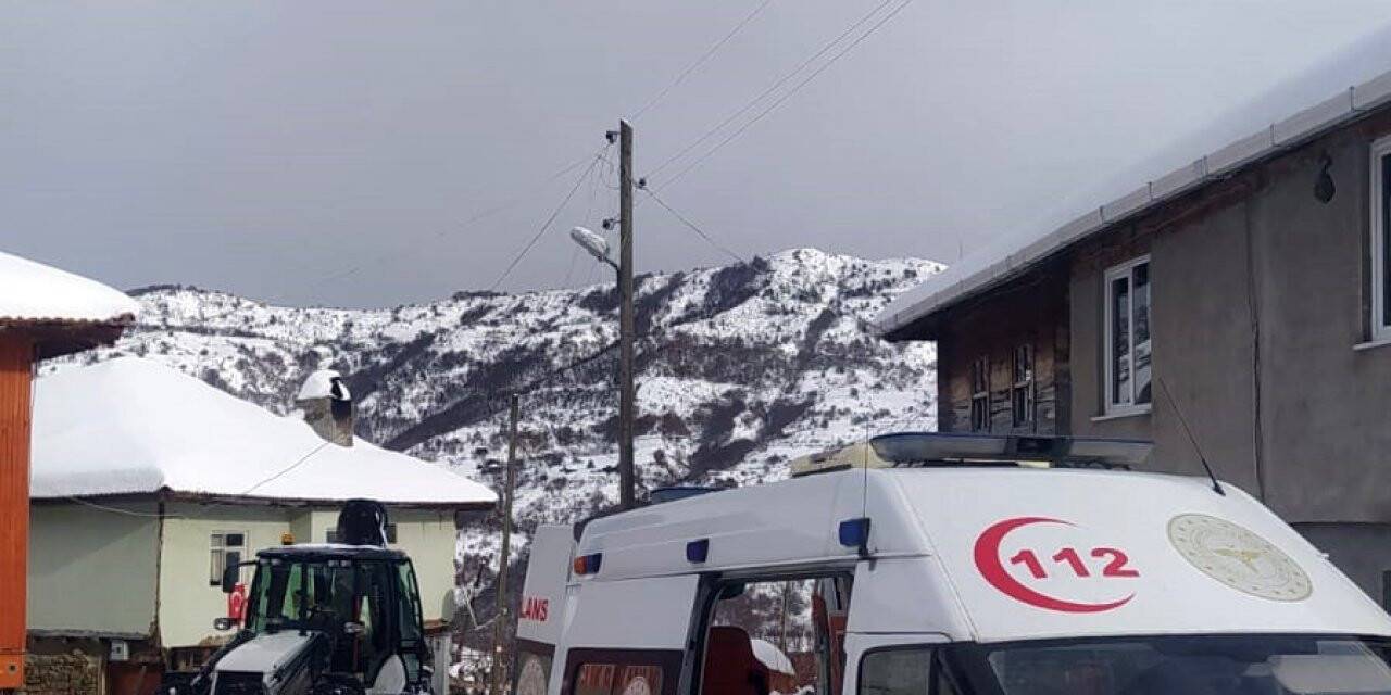 Karlı yolları aşarak rahatsızlanan vatandaşı hastaneye yetiştirdiler
