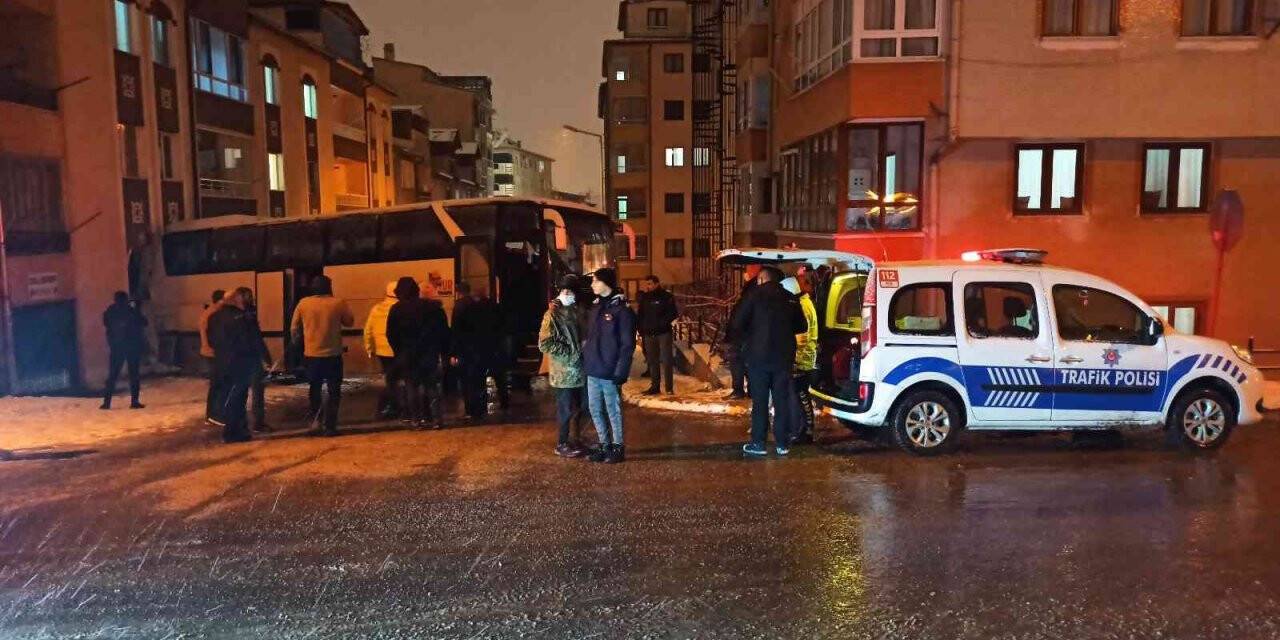Yolcu otobüsü buzlanan yolda kaydı, o anlar kameraya yansıdı