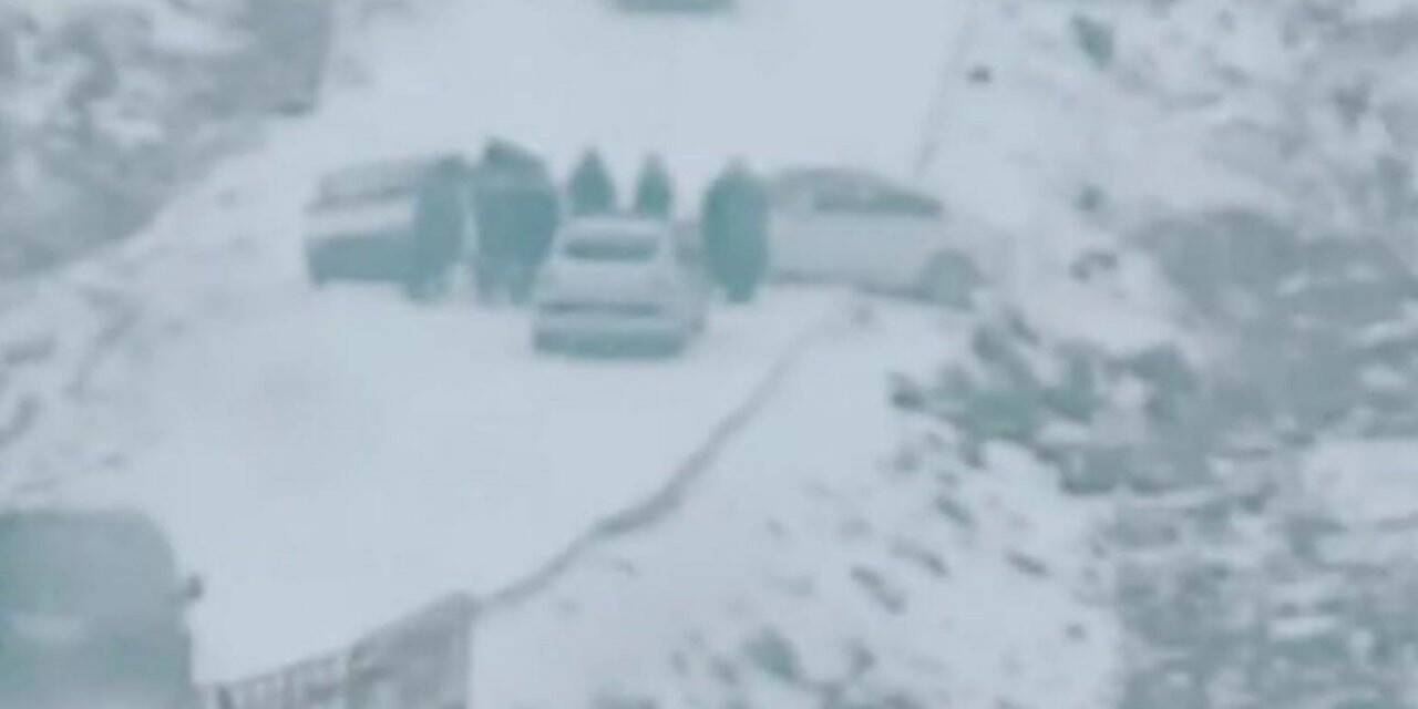 Kaza geçiren öğretmenlerin imdadına meslektaşları yetişti