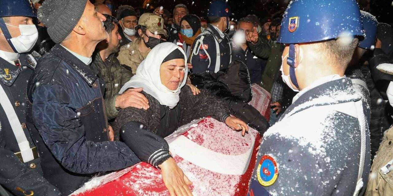 Yangında hayatını kaybeden uzman çavuş son yolculuğuna uğurlandı