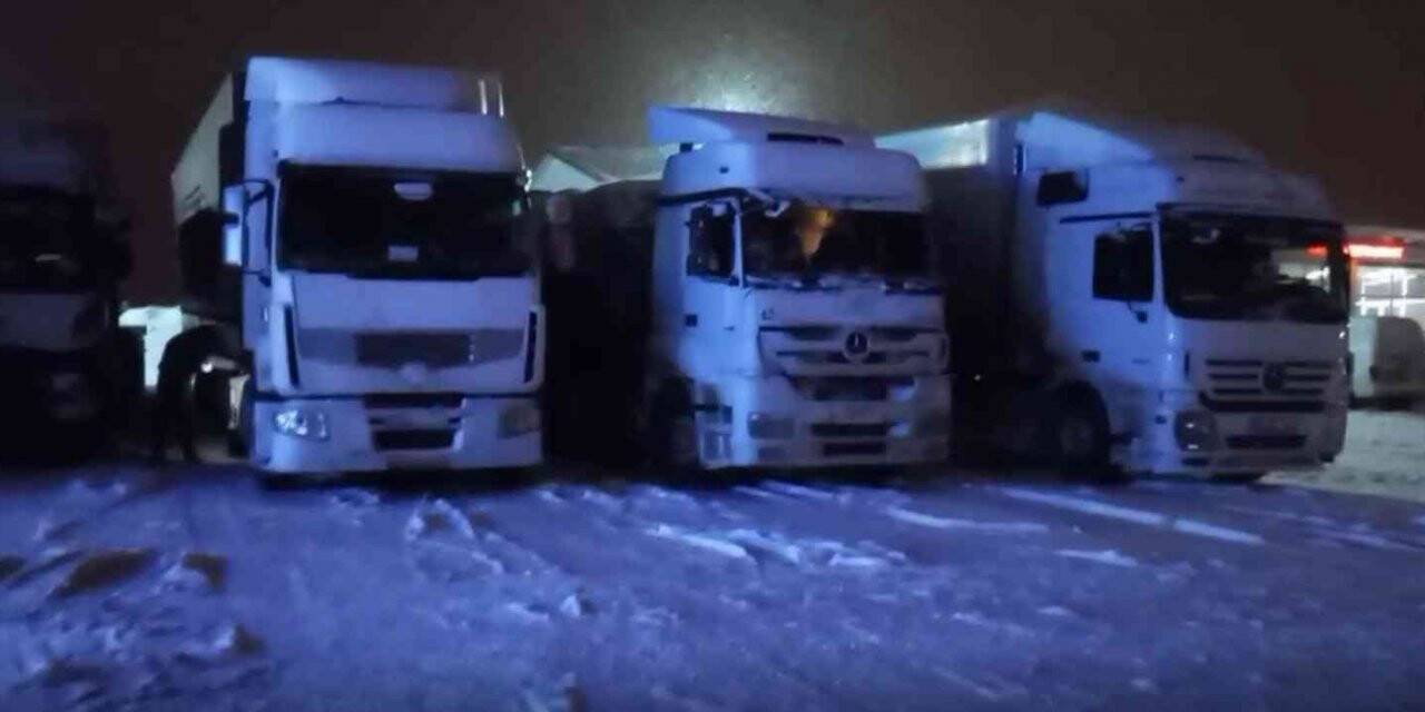 Ulaşıma kar yağışı engeli, araçların geçişi durduruldu