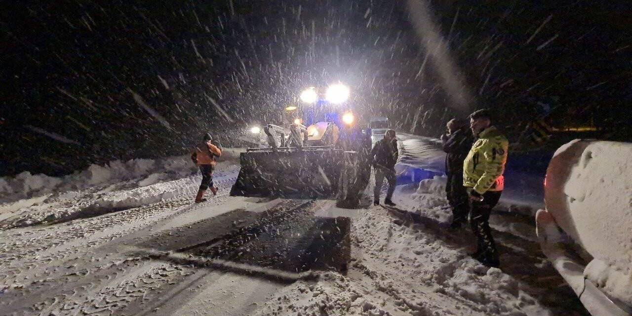 Karabük-Bartın karayolunda kar ve tipi ulaşımı olumsuz etkiliyor