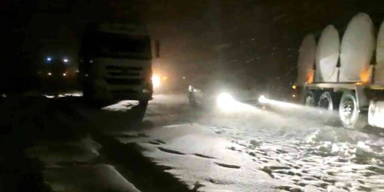 Şanlıurfa-Adıyaman karayolu ulaşımına kar engeli: Onlarca araç mahsur kaldı