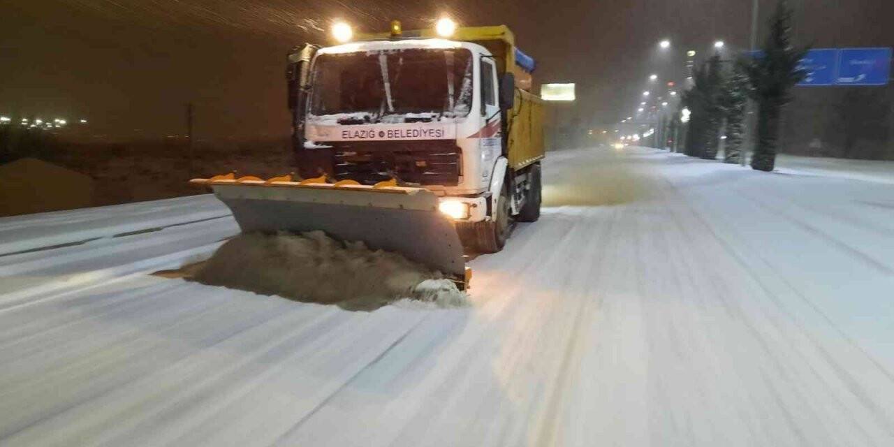 Elazığ’da belediye ekipleri gece de karla mücadelesini sürdürüyor