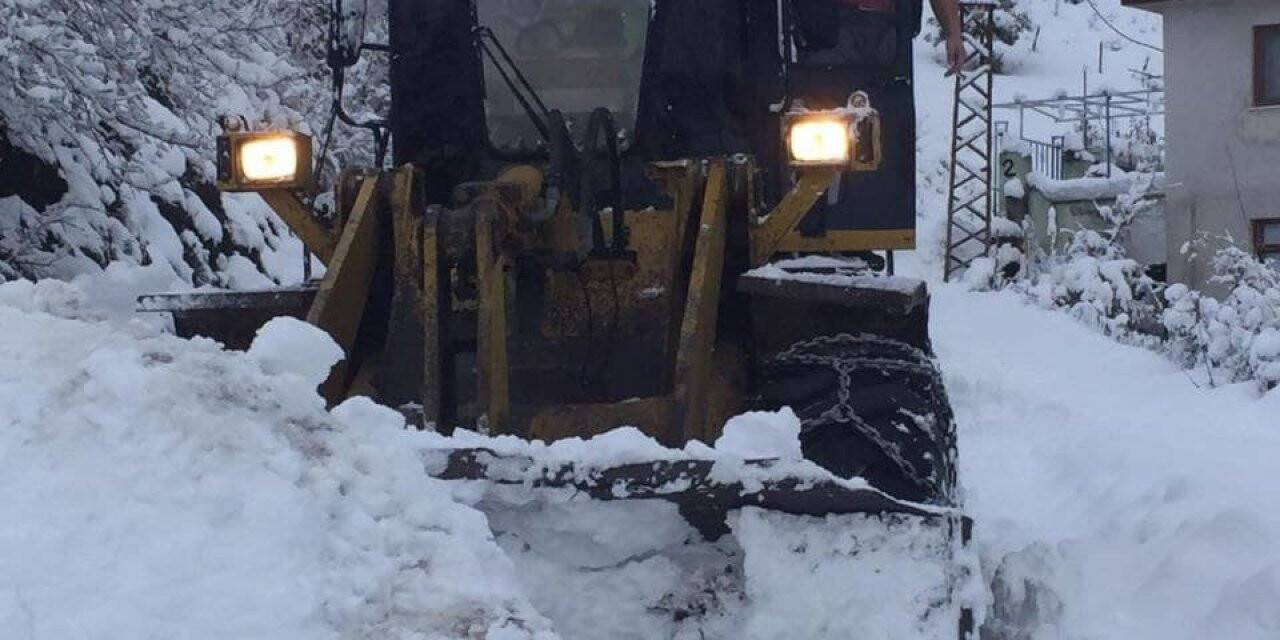 Devrek’te karla mücadele sürüyor