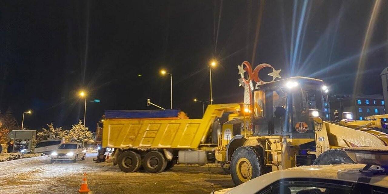 Kar yağışı kazalara neden oldu, vatandaşlar kazada yola akan mazotu bidonlarla kurtarmaya çalıştılar