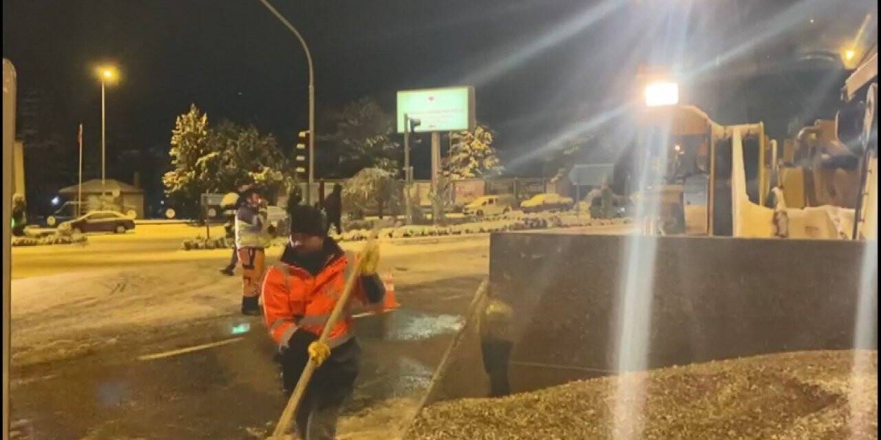 Karayolları ekipleri yolları açık tutmak için mücadele ediyor