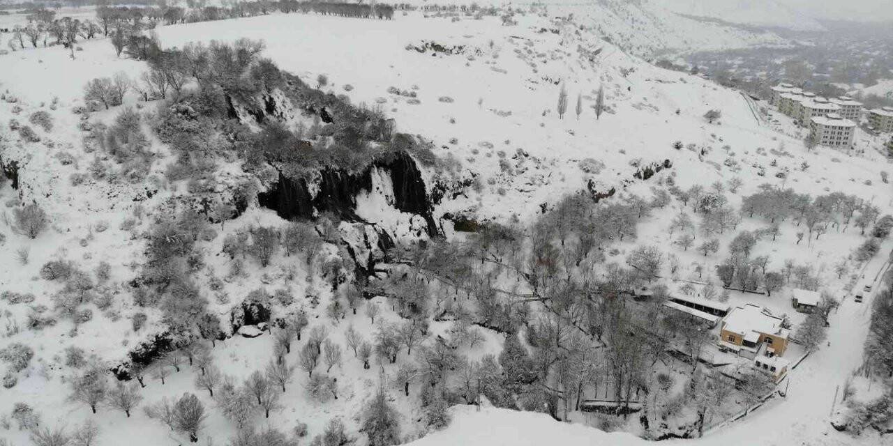 Beyaz gelinliğini giyen Girlevik Şelalesi ziyaretçilerine görsel şölen sunuyor