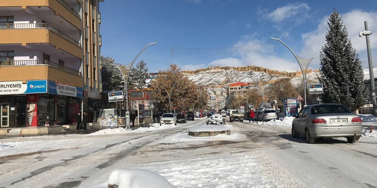 Bayburt güne karla uyandı, okullar tatil edildi