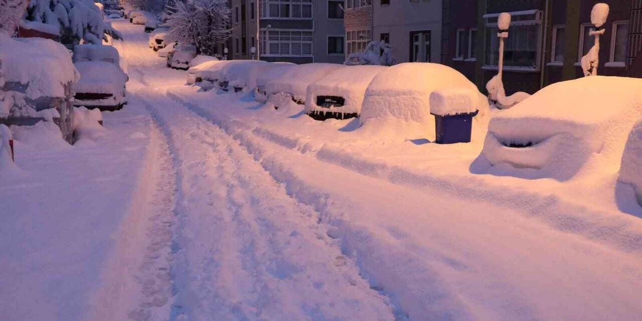 Yoğun kar yağışı sonrası park halindeki araçlar kar altında kayboldu