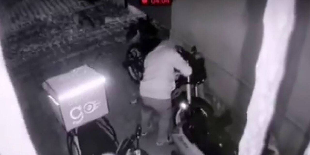 Yıllarca çalışıp aldığı motosikletini 17 dakikada çaldılar