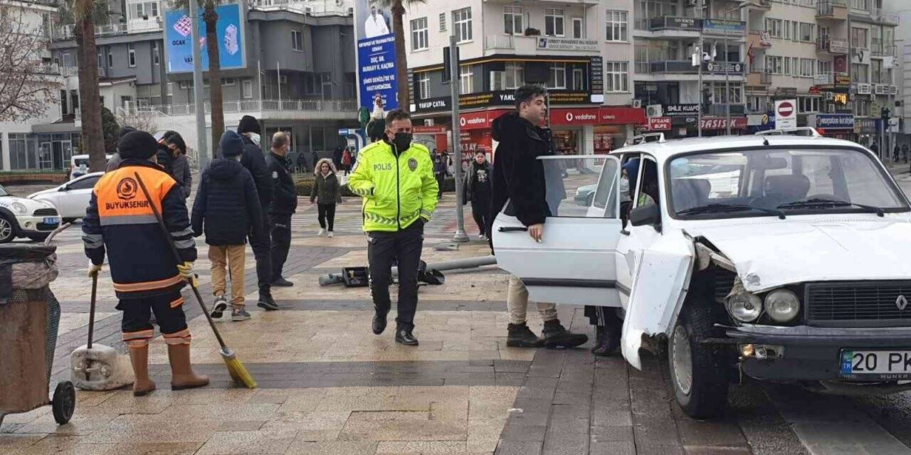 Kontrolden çıkan otomobil trafik ışıklarına çarparak durabildi