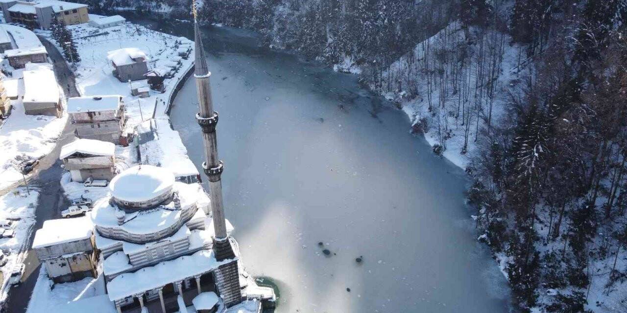 Rize’nin Hemşin ilçesinden karpostallık kar görüntüleri