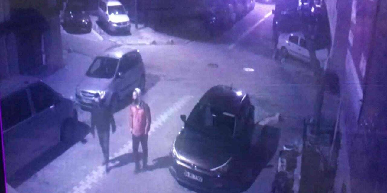Esenyurt’ta gece vakti apartmana girmeye çalışan 5 şüpheli, bina sakinlerine korku dolu anlar yaşattı
