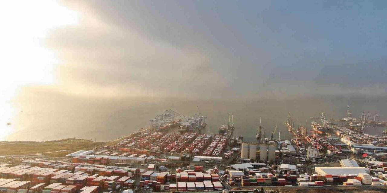 Beylikdüzü’nde beyaz örtü ile kaplanan çatılar havadan görüntülendi