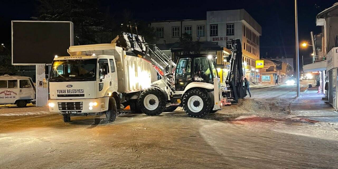 Yunak Belediyesi’nden yoğun kar mesaisi