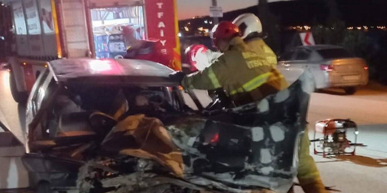 Beton mikserine çarpan otomobil hurdaya döndü
