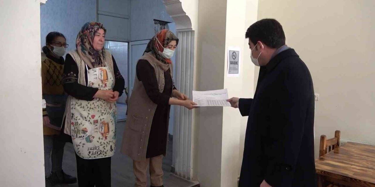 8 yıldır kapı kapı dolaşıyor, belediyenin gelir ve giderlerini anlatıyor