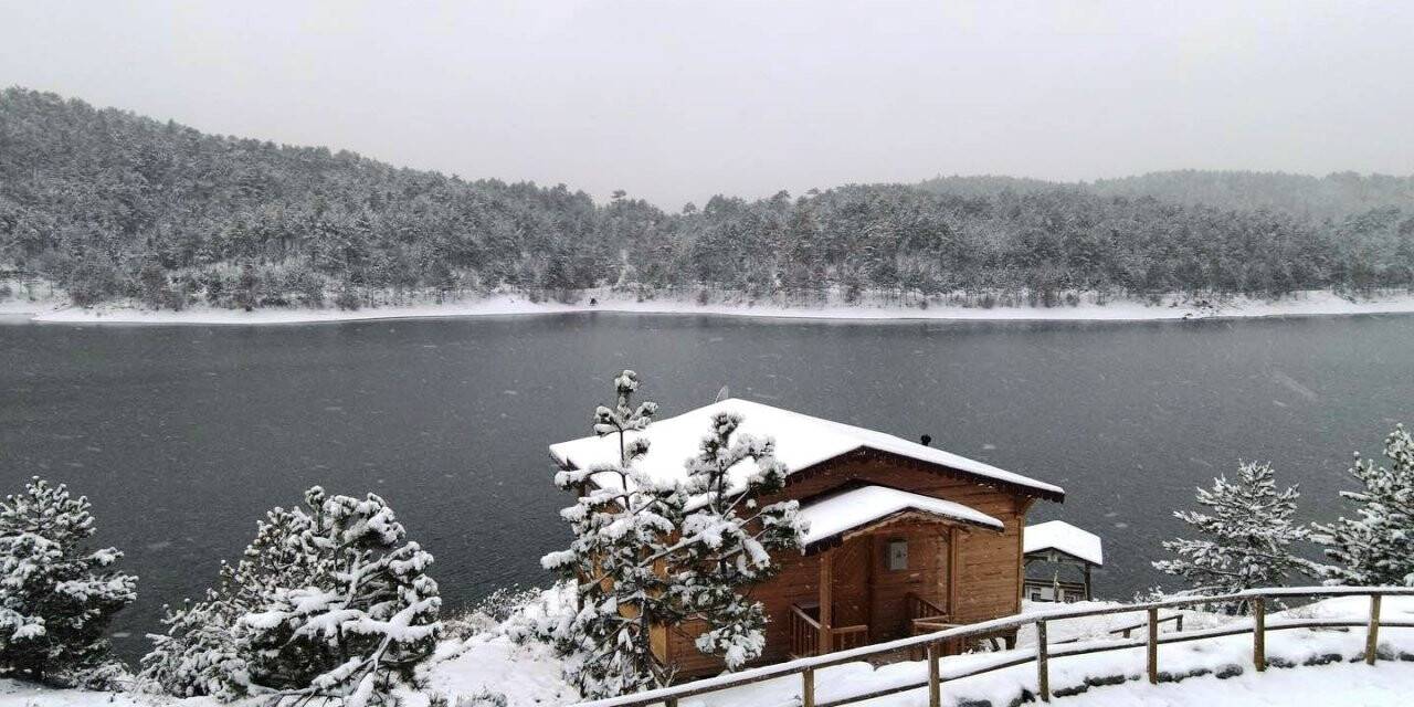 Emet Tahtalı Mesire Alanı’nda kartpostallık kar manzaraları