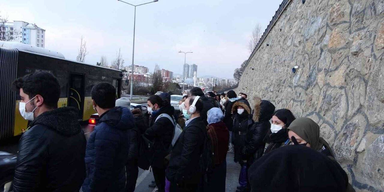Kartal’da İETT otobüsü yolda kaldı, trafik felç oldu