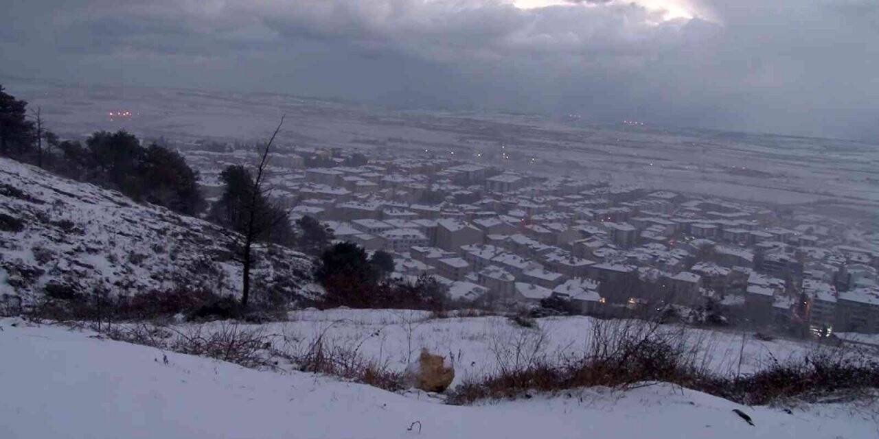 Çatalca beyaza büründü, karın tadını çocuklar çıkardı