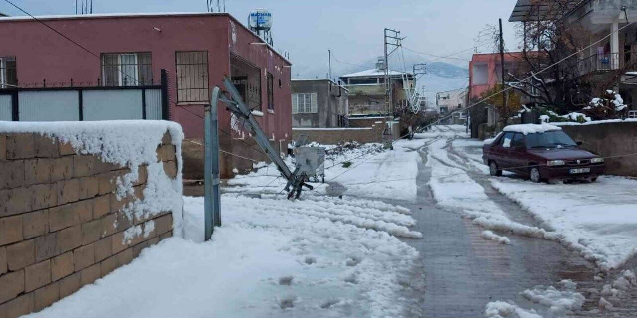 Hatay’da elektrik direkleri ve ağaçlar devrildi
