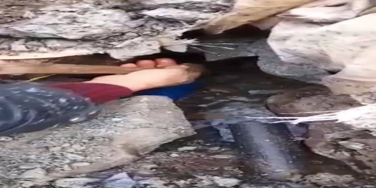 Köyün içme suyu şebeke hattından yılan derisi çıktı