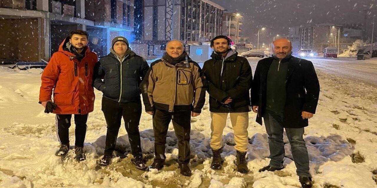 Düzce Belediyesinin karla mücadelesi gece boyu sürdü