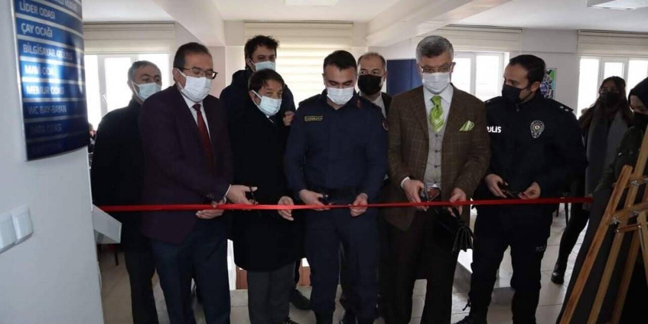 Karakalem resim sergisi yoğun ilgi gördü