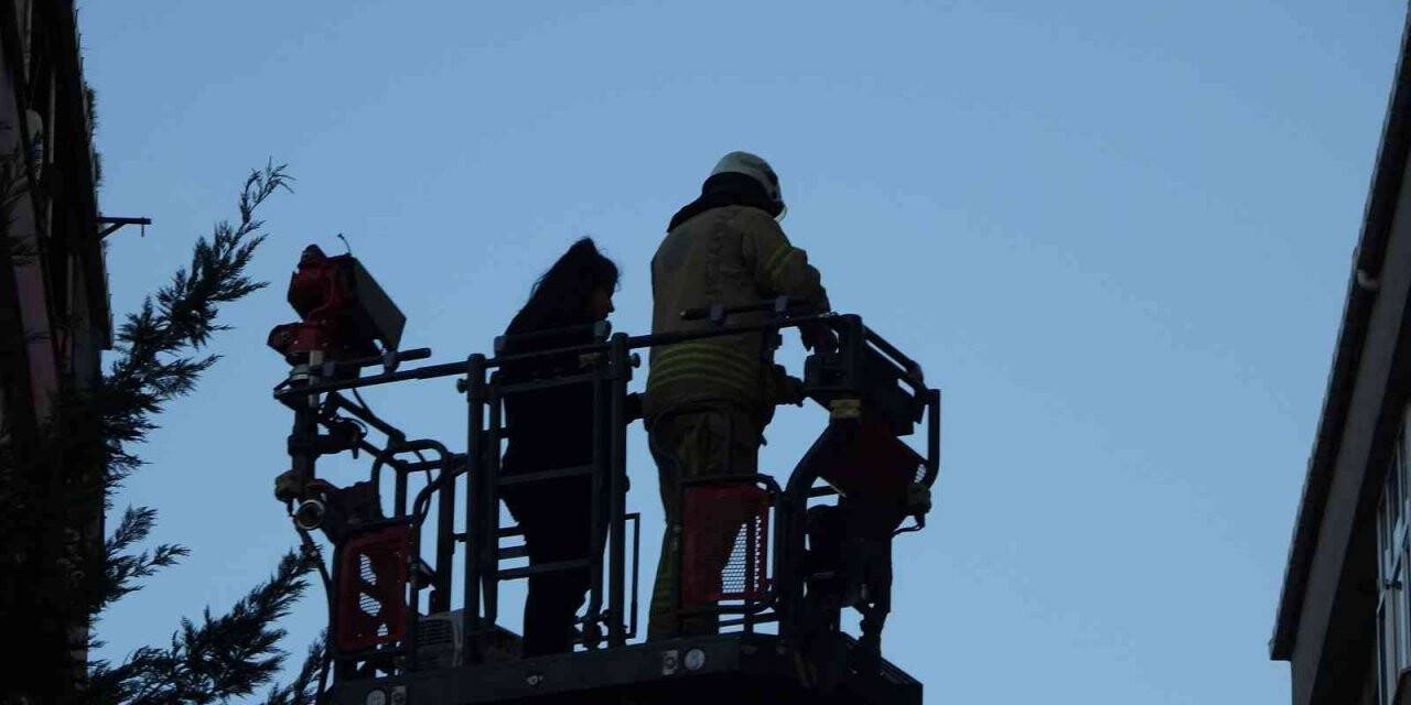 Yangın nedeniyle balkonda mahsur kalan genç kız itfaiye tarafından kurtarıldı
