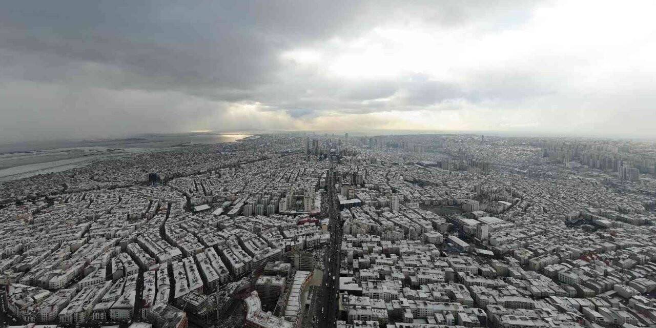 Beyaz örtü ile kaplanan çatılar havadan görüntülendi