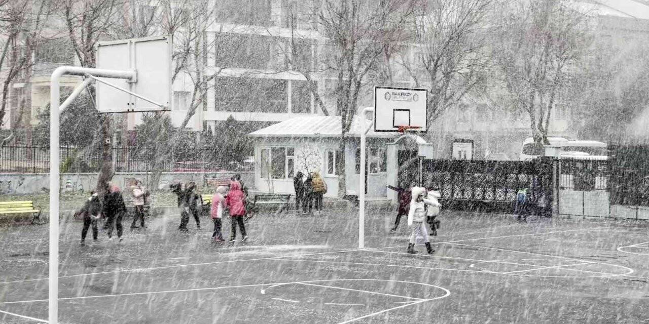 Okul bahçesinde çocukların kar sevinci