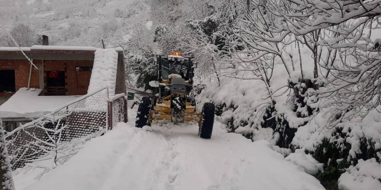 Doğu Karadeniz’de bin 102 köy ve mahalle yolu kar nedeniyle ulaşıma kapandı