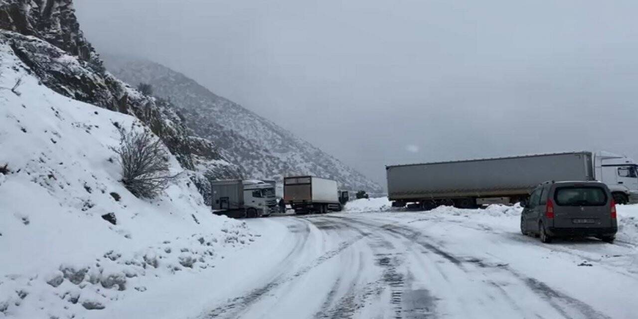 Ağır tonajlı araçlar yolda kaldı, Artvin-Ardahan yolu ulaşıma kapandı