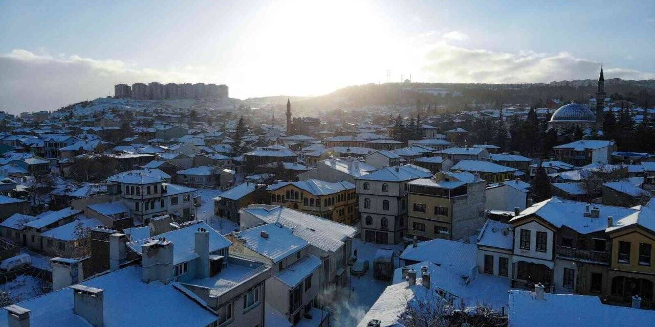 Tarihi bölgede seyrine doyumsuz kar manzaraları