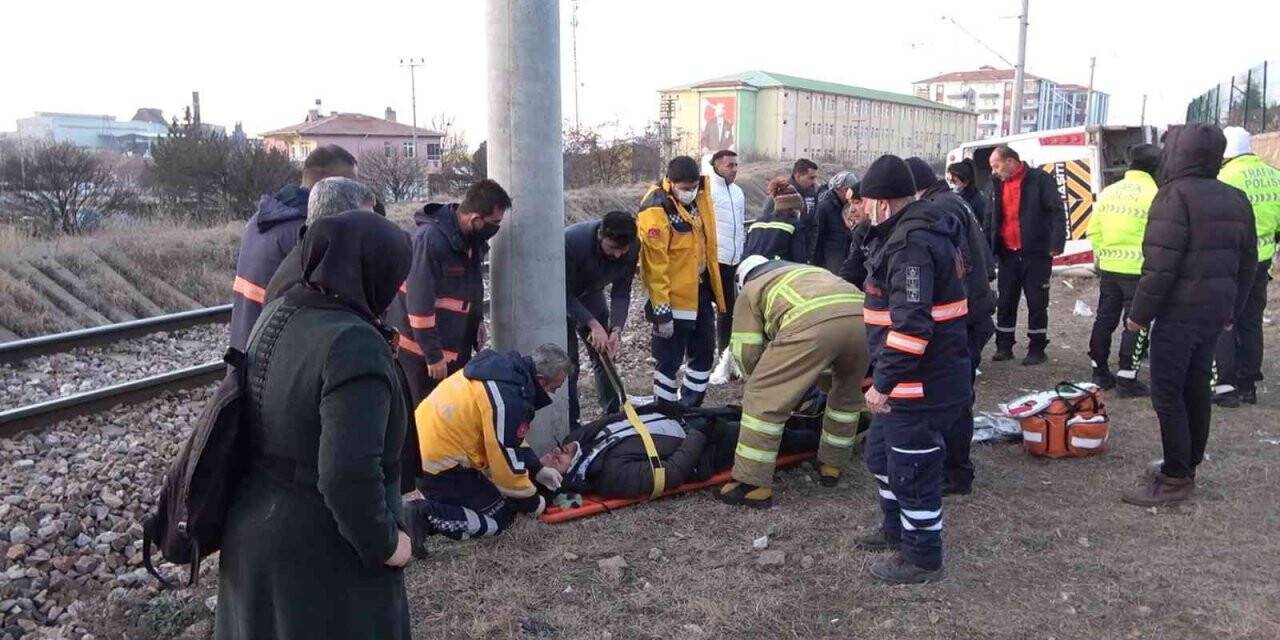 İşçileri taşıyan midibüs şarampole devrildi: 15 yaralı