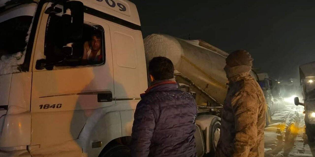 Karda yolda kalanlara kumanya ikramı