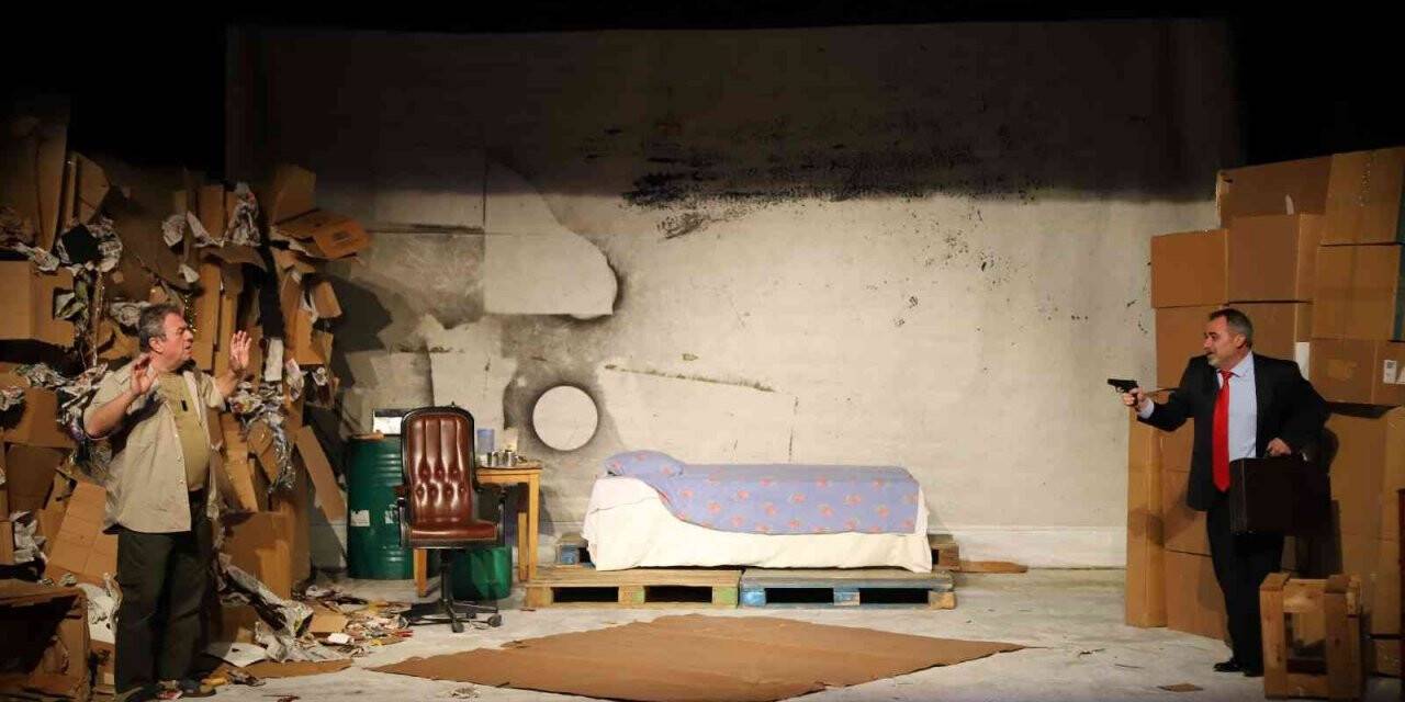 ‘Gece Boyunca’ adlı tiyatro oyunu Kartal’da sahnelendi