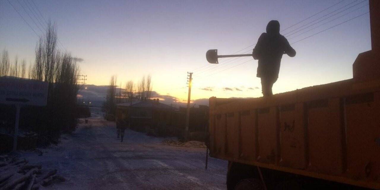 Afyonkarahisar’da karla mücadele devam ediyor