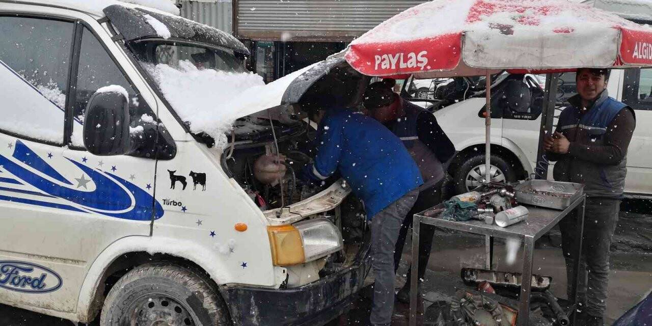 Plaj şemsiyesi altında araç tamiri