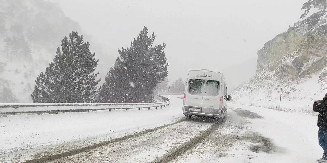 Yoğun kar yağışı ulaşımı etkiliyor