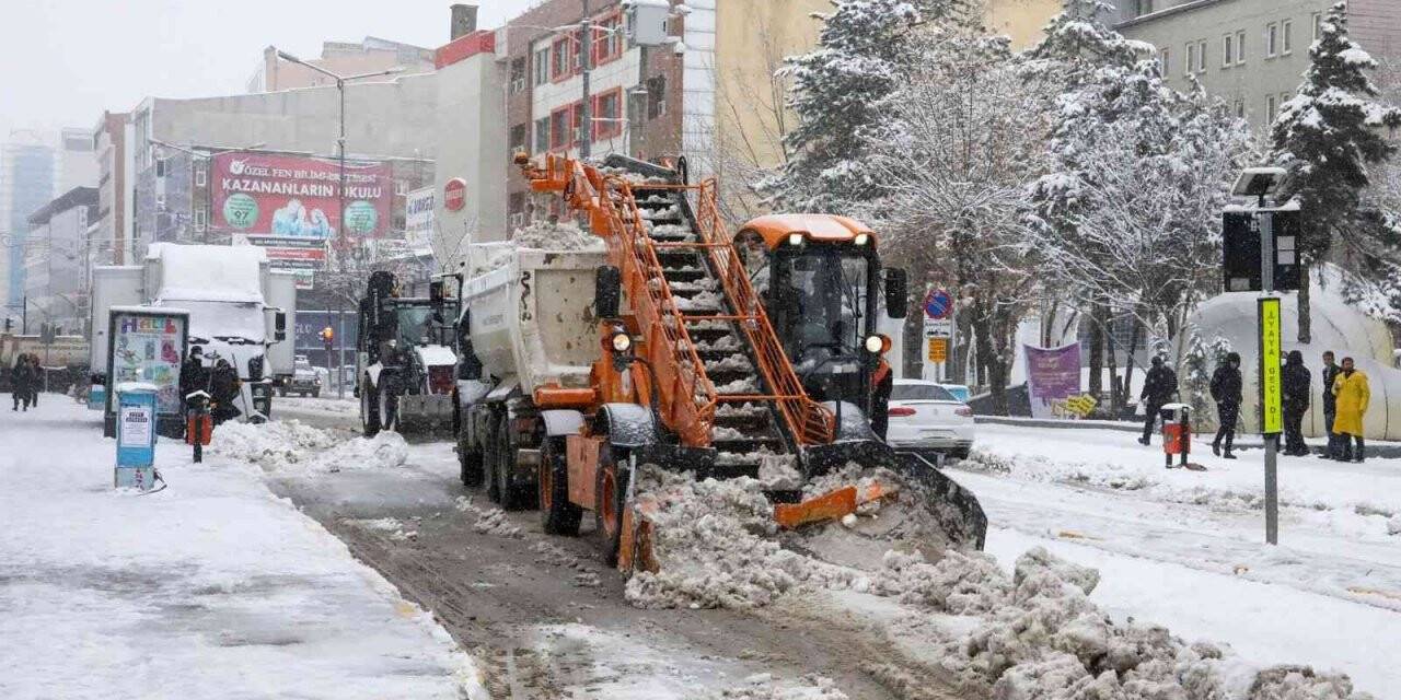 Van Büyükşehir Belediyesi 24 saat içerisinde 9 bin ton karı şehir dışına taşıdı