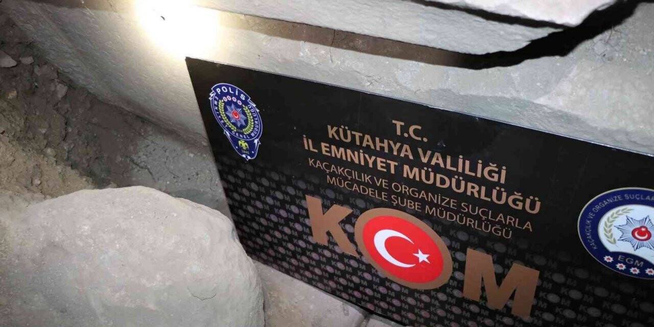 Kütahya’da Roma dönemine ait ağlama duvarı ve iki taş sütun ele geçirildi