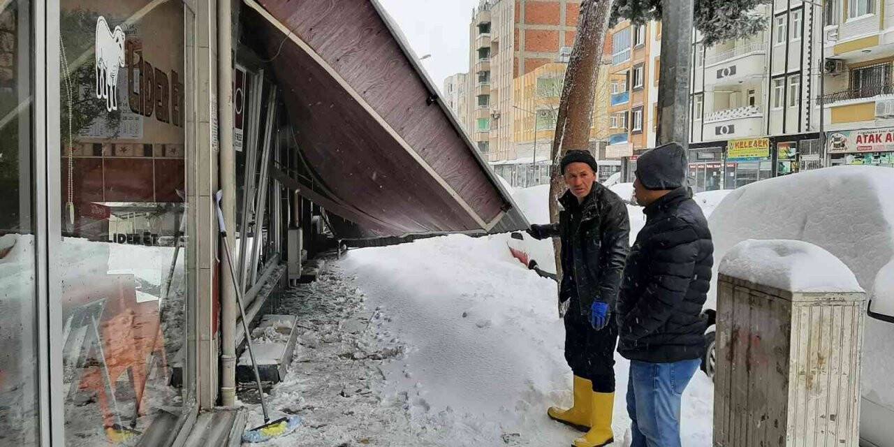Çatılar kar kalınlığına dayanamadı