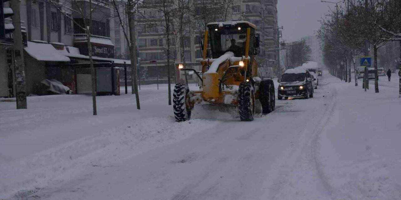 Başkan Beyoğlu kar temizleme çalışmalarına katıldı