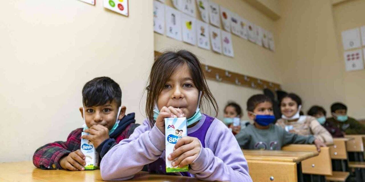 Büyükşehir Belediyesi 1,5 ton sütü miniklere ulaştırıyor