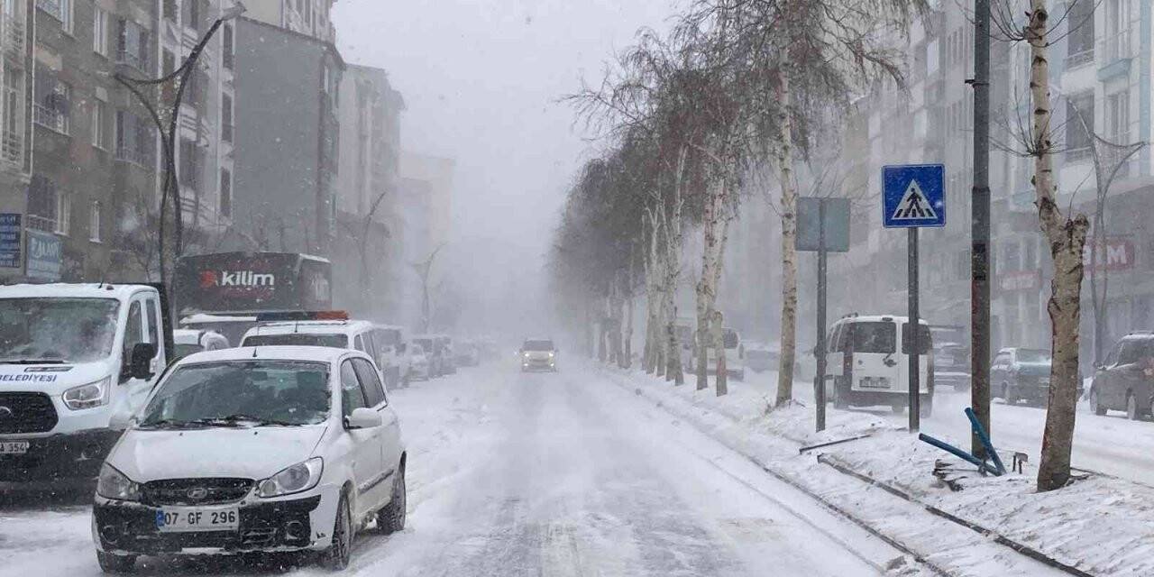 Tatvan’da yoğun kar yağışı
