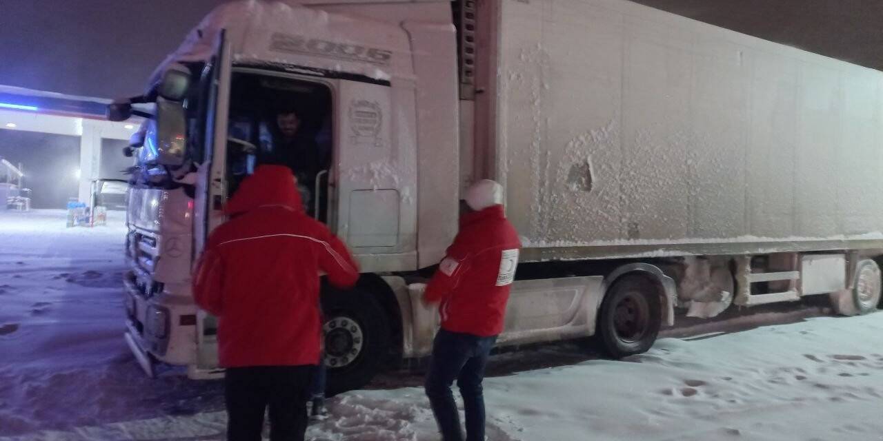 Yolda kalan sürücülere yiyecek ikramı
